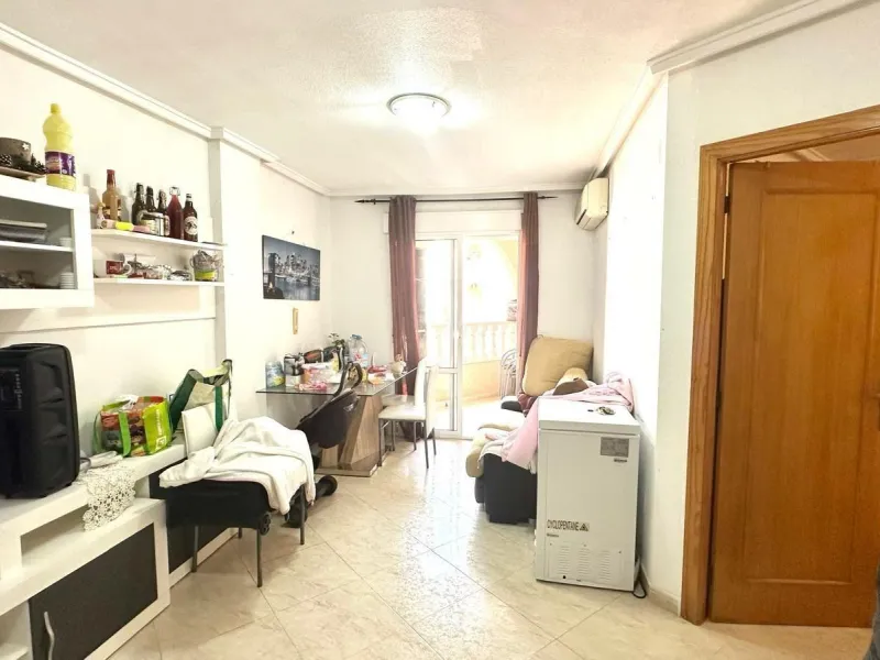 APATRAMENTO EN EL CENTRO DE TORREVIEJA CON PISCINA Y GARAJE INCLUIDO. 2 DORM. 1 BAÑO. PLAYA A 700 METROS.