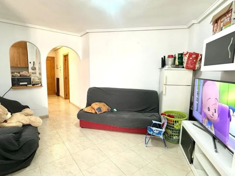 APATRAMENTO EN EL CENTRO DE TORREVIEJA CON PISCINA Y GARAJE INCLUIDO. 2 DORM. 1 BAÑO. PLAYA A 700 METROS.