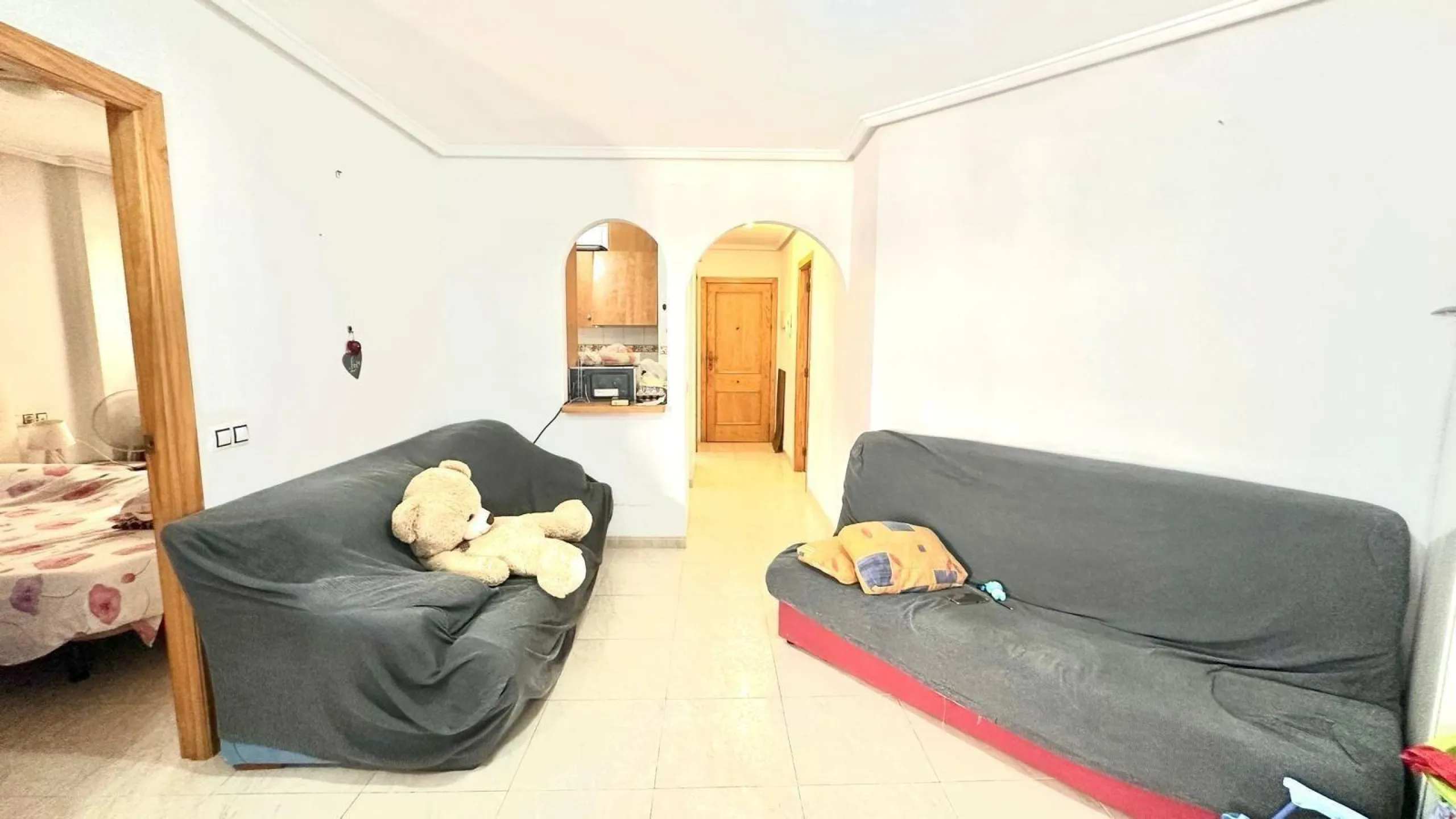 APATRAMENTO EN EL CENTRO DE TORREVIEJA CON PISCINA Y GARAJE INCLUIDO. 2 DORM. 1 BAÑO. PLAYA A 700 METROS.