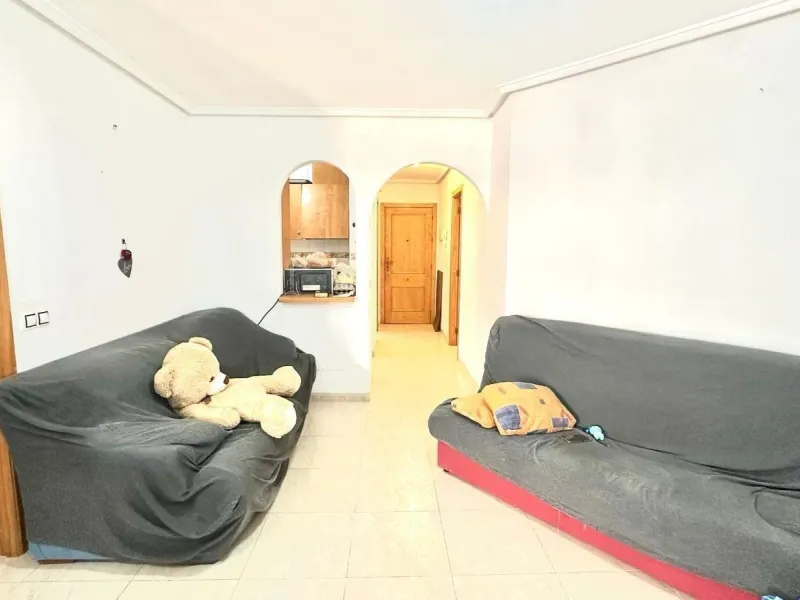 APATRAMENTO EN EL CENTRO DE TORREVIEJA CON PISCINA Y GARAJE INCLUIDO. 2 DORM. 1 BAÑO. PLAYA A 700 METROS.