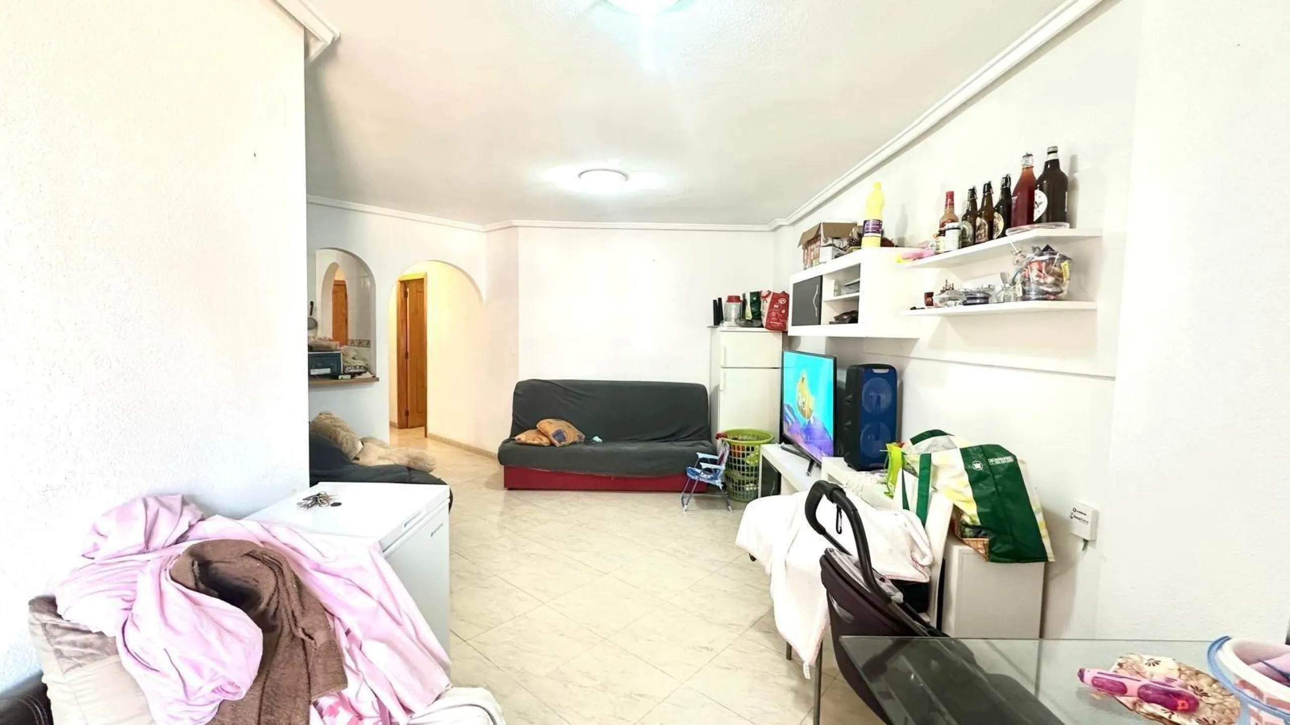 APATRAMENTO EN EL CENTRO DE TORREVIEJA CON PISCINA Y GARAJE INCLUIDO. 2 DORM. 1 BAÑO. PLAYA A 700 METROS.