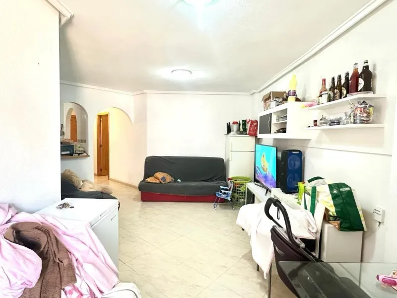APATRAMENTO EN EL CENTRO DE TORREVIEJA CON PISCINA Y GARAJE INCLUIDO. 2 DORM. 1 BAÑO. PLAYA A 700 METROS.