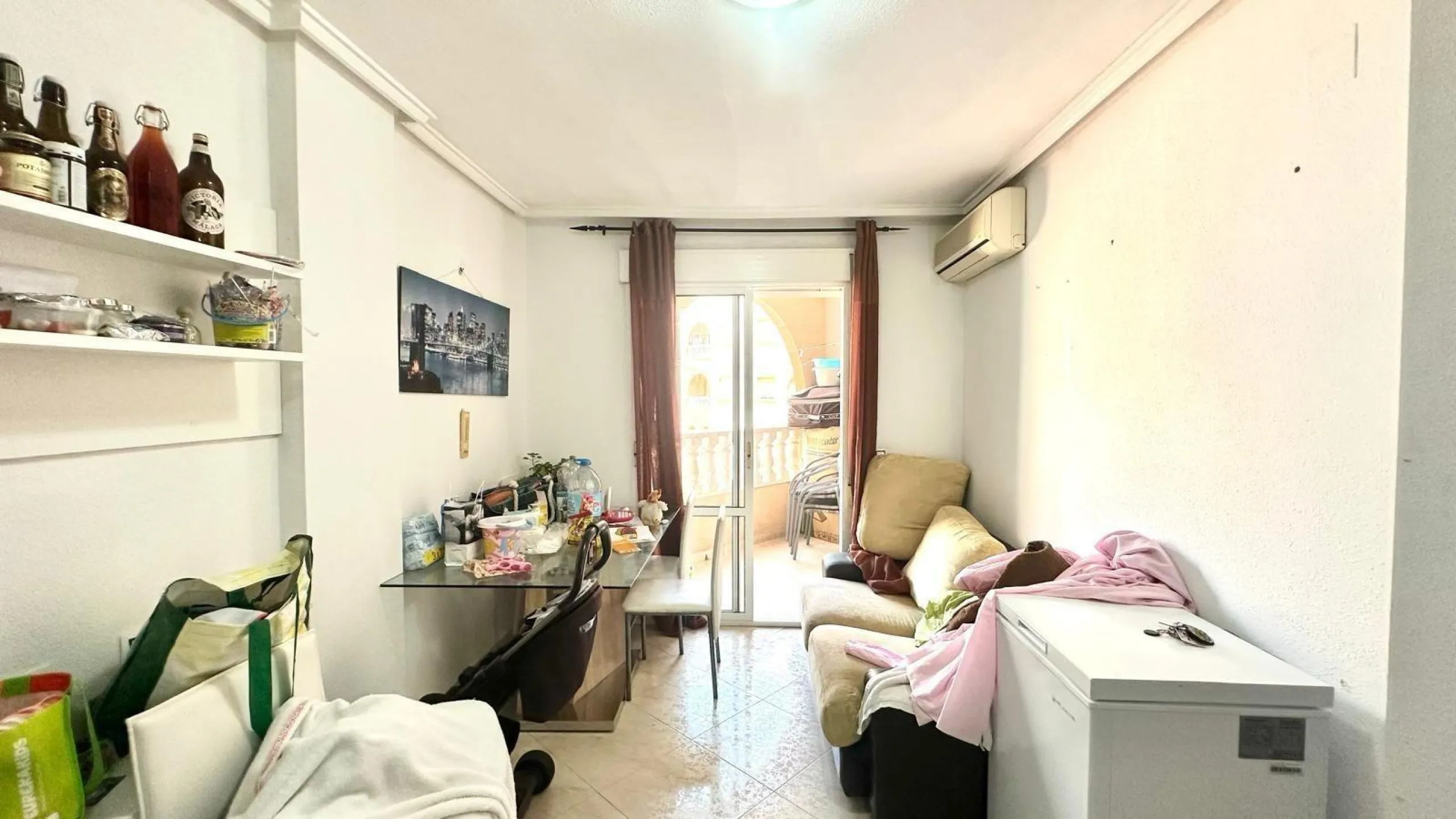 APATRAMENTO EN EL CENTRO DE TORREVIEJA CON PISCINA Y GARAJE INCLUIDO. 2 DORM. 1 BAÑO. PLAYA A 700 METROS.