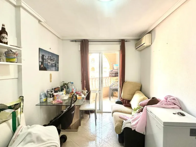 APATRAMENTO EN EL CENTRO DE TORREVIEJA CON PISCINA Y GARAJE INCLUIDO. 2 DORM. 1 BAÑO. PLAYA A 700 METROS.