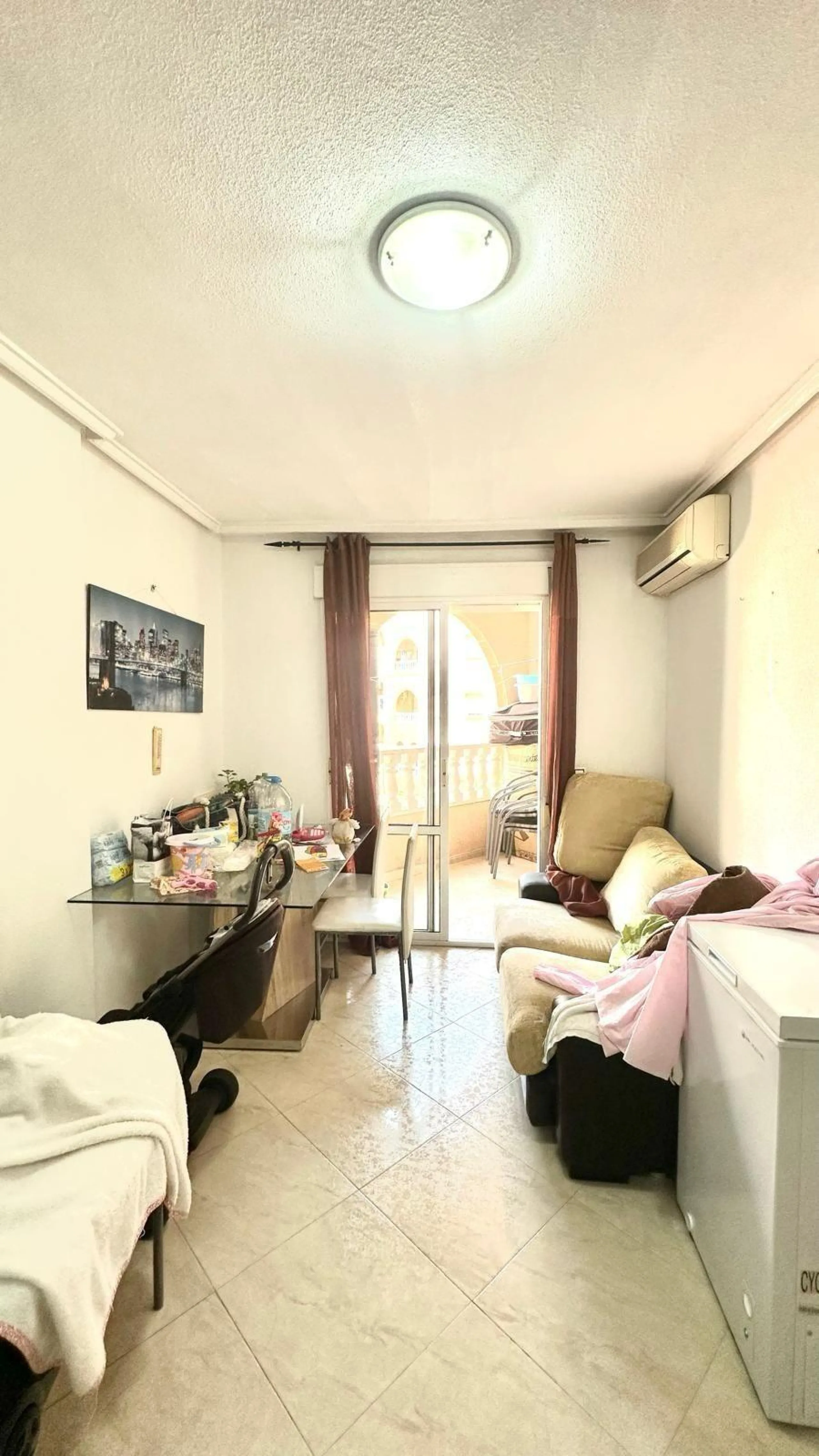 APATRAMENTO EN EL CENTRO DE TORREVIEJA CON PISCINA Y GARAJE INCLUIDO. 2 DORM. 1 BAÑO. PLAYA A 700 METROS.