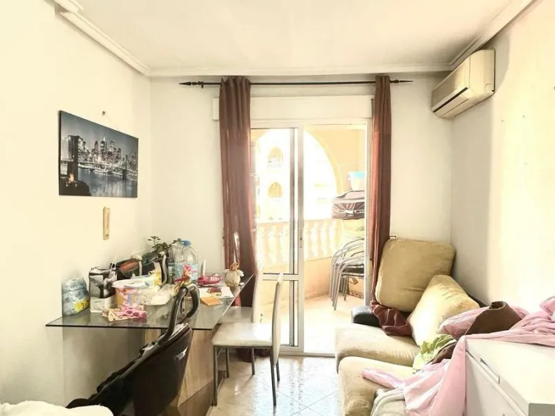 APATRAMENTO EN EL CENTRO DE TORREVIEJA CON PISCINA Y GARAJE INCLUIDO. 2 DORM. 1 BAÑO. PLAYA A 700 METROS.