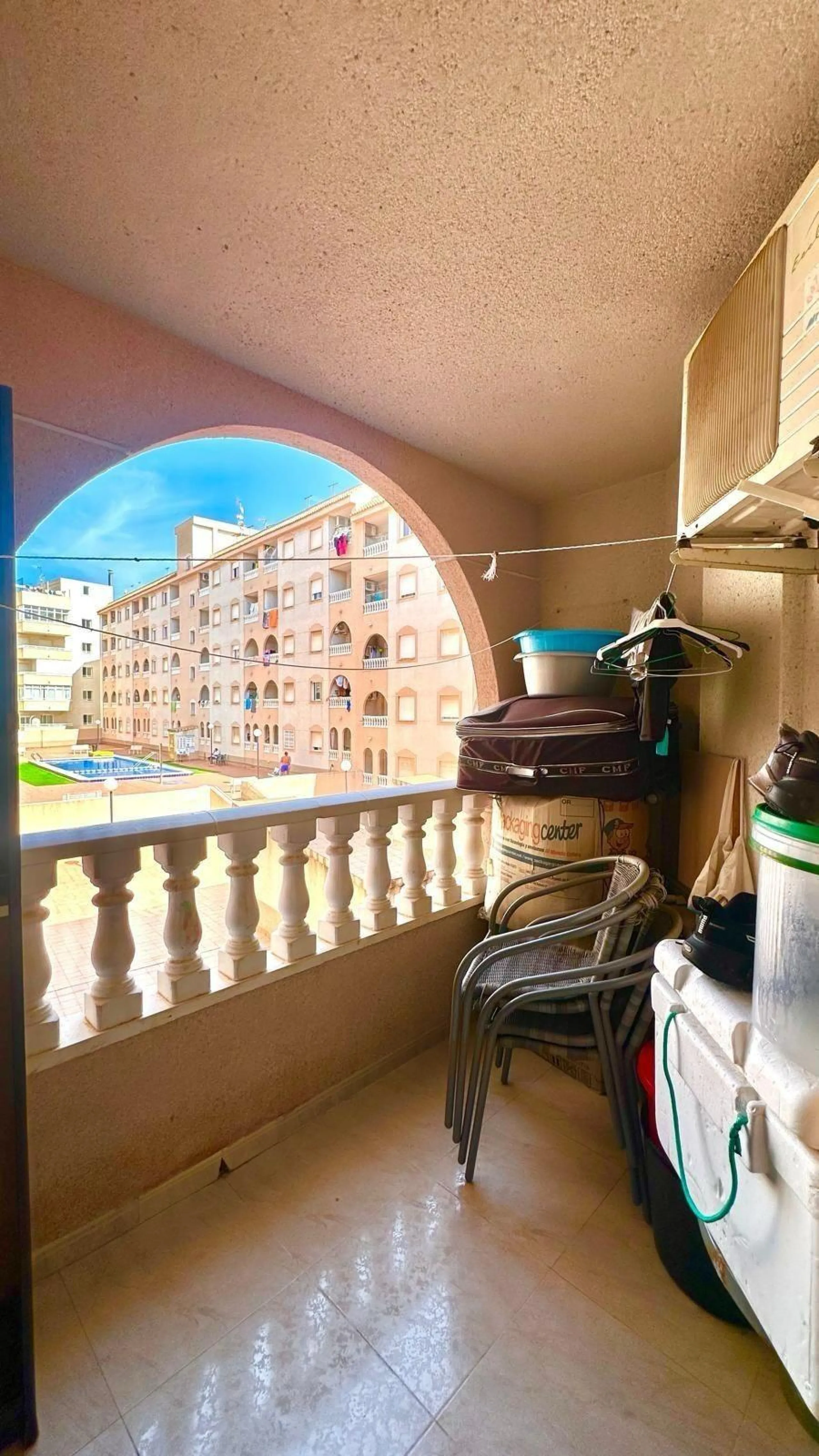 APATRAMENTO EN EL CENTRO DE TORREVIEJA CON PISCINA Y GARAJE INCLUIDO. 2 DORM. 1 BAÑO. PLAYA A 700 METROS.