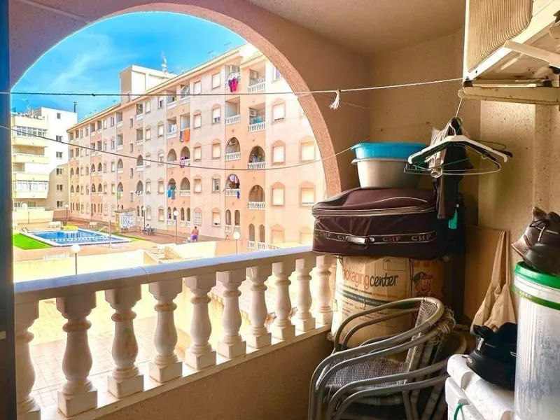 APATRAMENTO EN EL CENTRO DE TORREVIEJA CON PISCINA Y GARAJE INCLUIDO. 2 DORM. 1 BAÑO. PLAYA A 700 METROS.