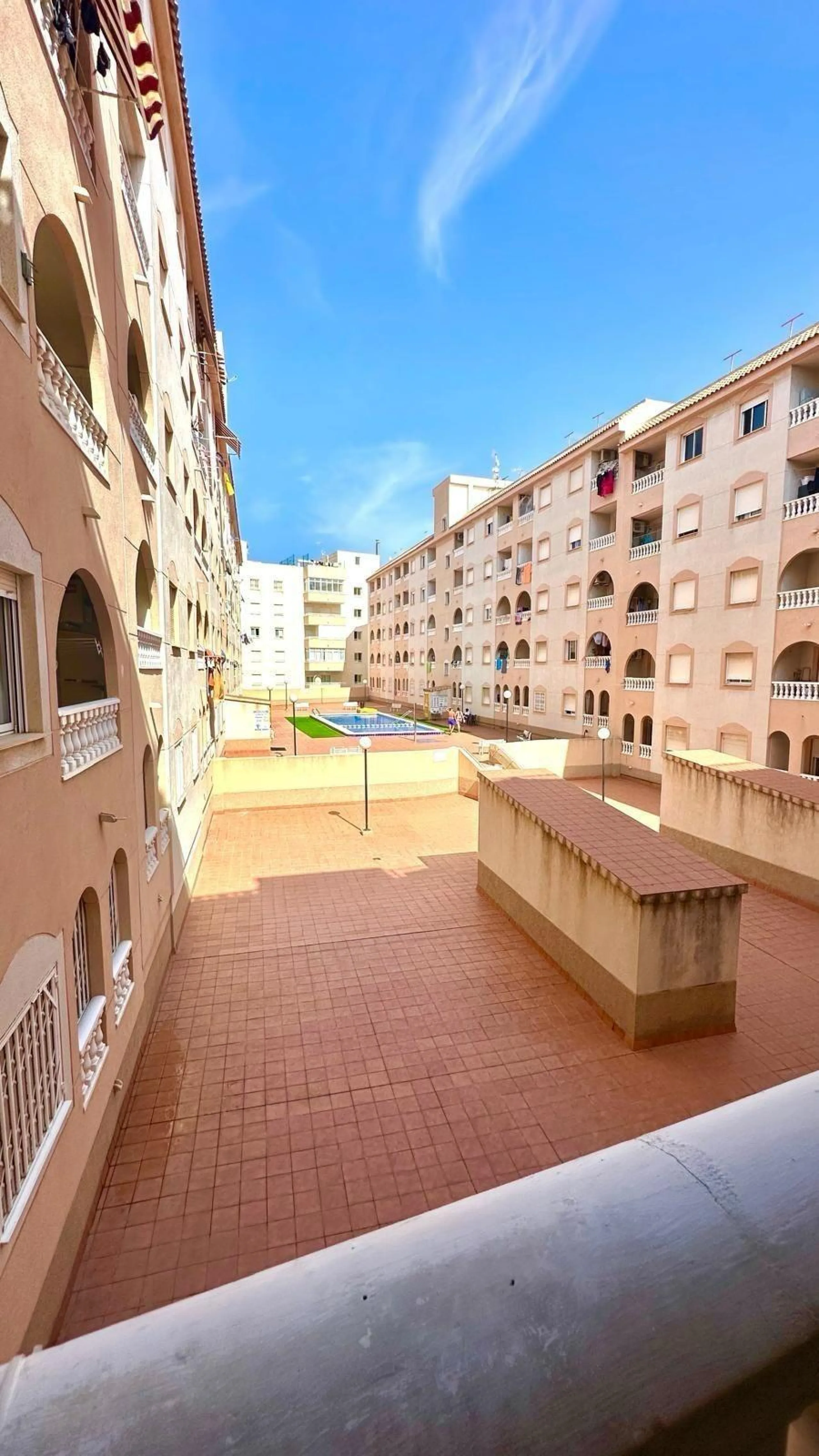 APATRAMENTO EN EL CENTRO DE TORREVIEJA CON PISCINA Y GARAJE INCLUIDO. 2 DORM. 1 BAÑO. PLAYA A 700 METROS.
