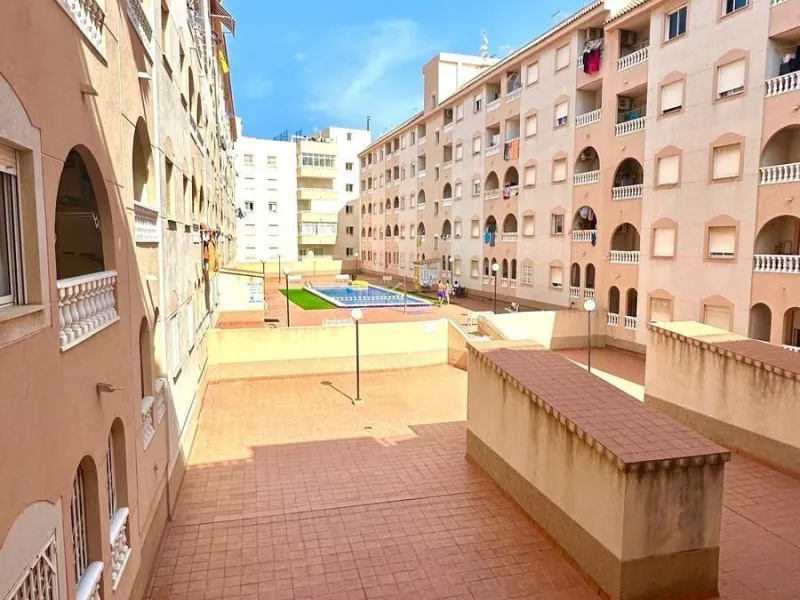 APATRAMENTO EN EL CENTRO DE TORREVIEJA CON PISCINA Y GARAJE INCLUIDO. 2 DORM. 1 BAÑO. PLAYA A 700 METROS.
