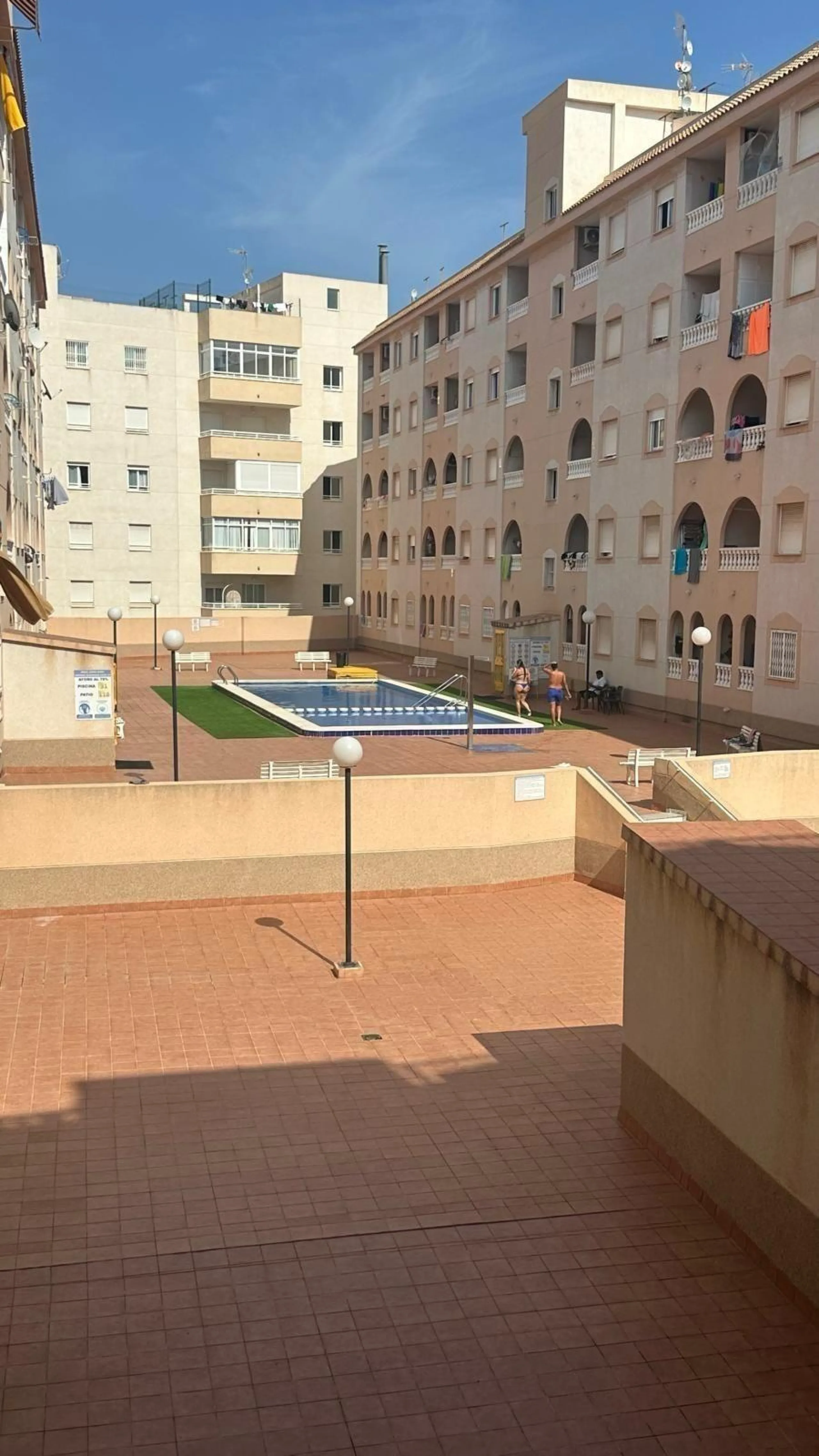 APATRAMENTO EN EL CENTRO DE TORREVIEJA CON PISCINA Y GARAJE INCLUIDO. 2 DORM. 1 BAÑO. PLAYA A 700 METROS.