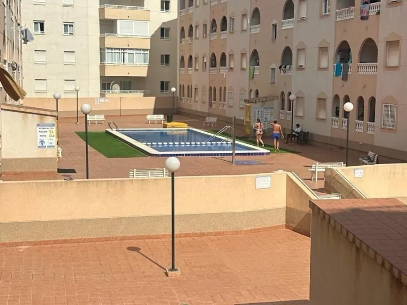 APATRAMENTO EN EL CENTRO DE TORREVIEJA CON PISCINA Y GARAJE INCLUIDO. 2 DORM. 1 BAÑO. PLAYA A 700 METROS.