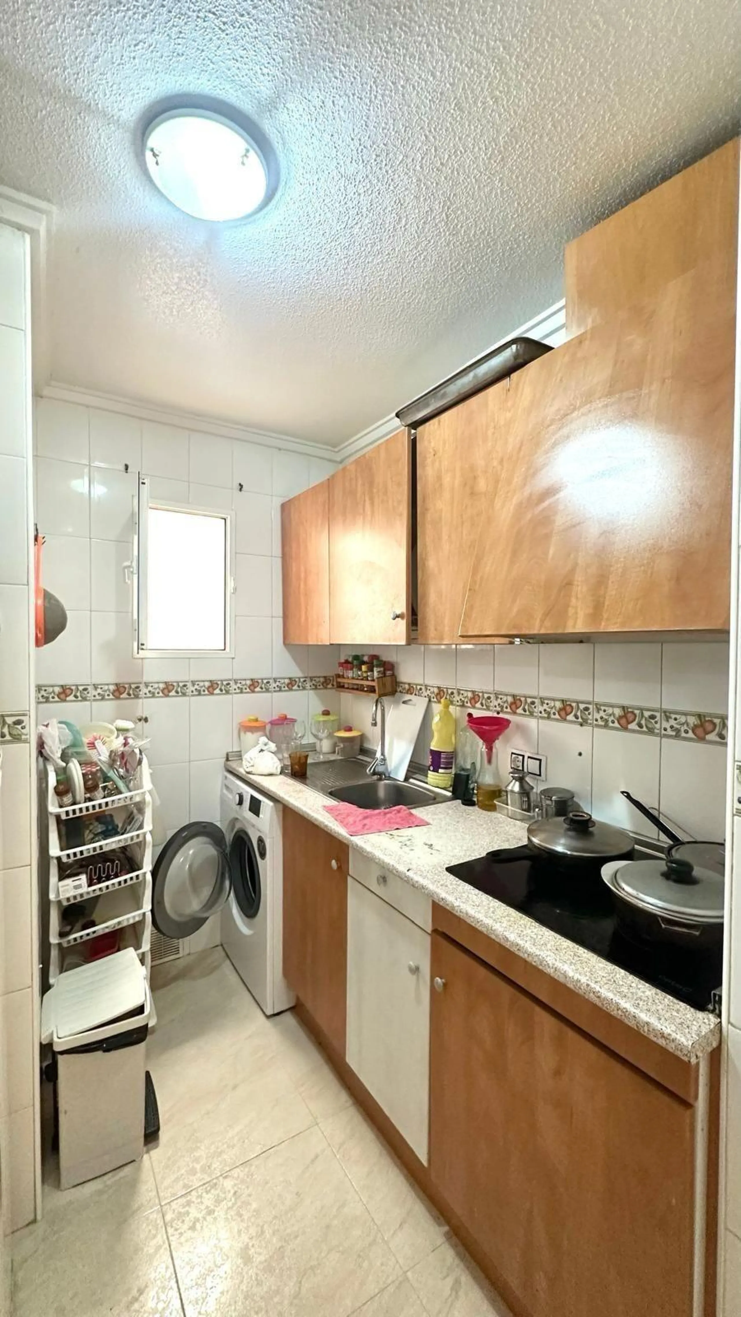 APATRAMENTO EN EL CENTRO DE TORREVIEJA CON PISCINA Y GARAJE INCLUIDO. 2 DORM. 1 BAÑO. PLAYA A 700 METROS.