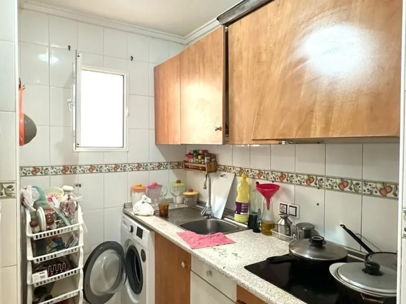 APATRAMENTO EN EL CENTRO DE TORREVIEJA CON PISCINA Y GARAJE INCLUIDO. 2 DORM. 1 BAÑO. PLAYA A 700 METROS.