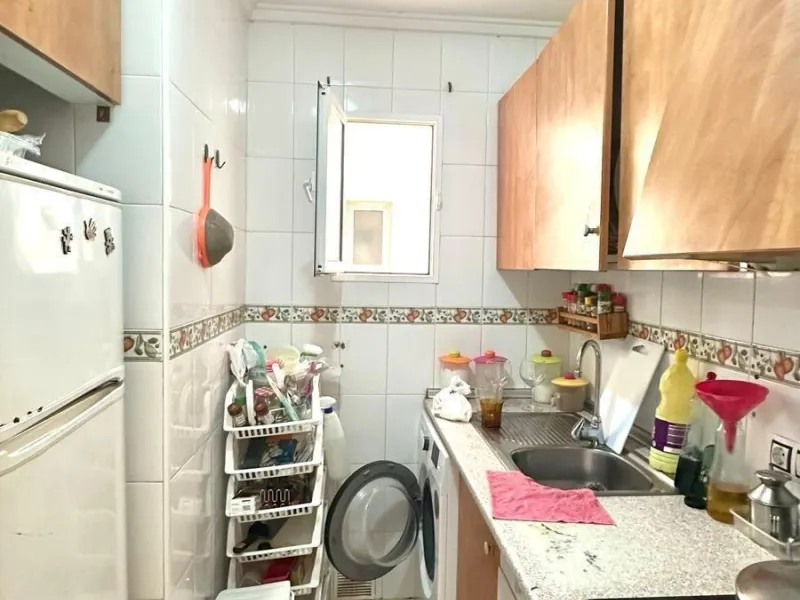 APATRAMENTO EN EL CENTRO DE TORREVIEJA CON PISCINA Y GARAJE INCLUIDO. 2 DORM. 1 BAÑO. PLAYA A 700 METROS.