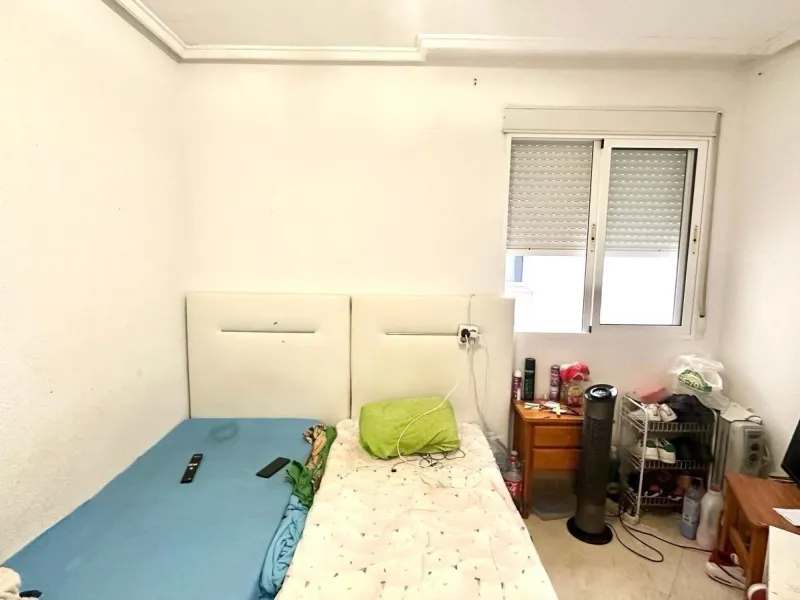 APATRAMENTO EN EL CENTRO DE TORREVIEJA CON PISCINA Y GARAJE INCLUIDO. 2 DORM. 1 BAÑO. PLAYA A 700 METROS.