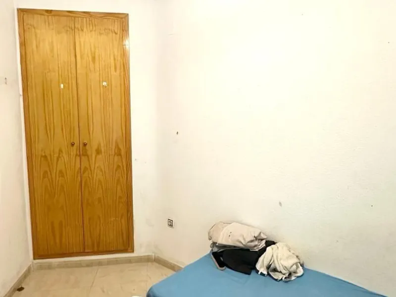 APATRAMENTO EN EL CENTRO DE TORREVIEJA CON PISCINA Y GARAJE INCLUIDO. 2 DORM. 1 BAÑO. PLAYA A 700 METROS.