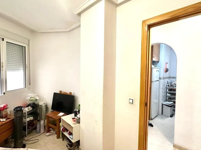APATRAMENTO EN EL CENTRO DE TORREVIEJA CON PISCINA Y GARAJE INCLUIDO. 2 DORM. 1 BAÑO. PLAYA A 700 METROS.