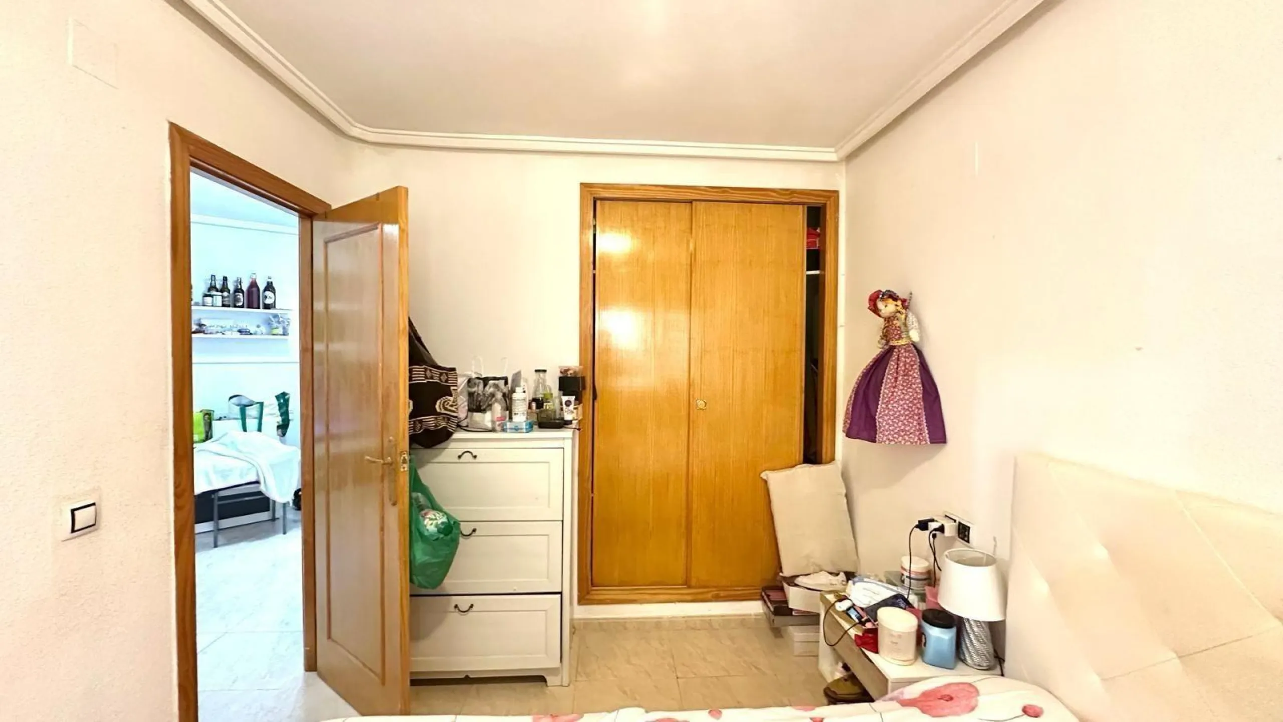 APATRAMENTO EN EL CENTRO DE TORREVIEJA CON PISCINA Y GARAJE INCLUIDO. 2 DORM. 1 BAÑO. PLAYA A 700 METROS.