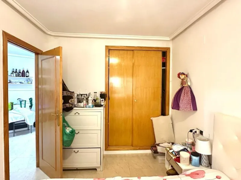APATRAMENTO EN EL CENTRO DE TORREVIEJA CON PISCINA Y GARAJE INCLUIDO. 2 DORM. 1 BAÑO. PLAYA A 700 METROS.