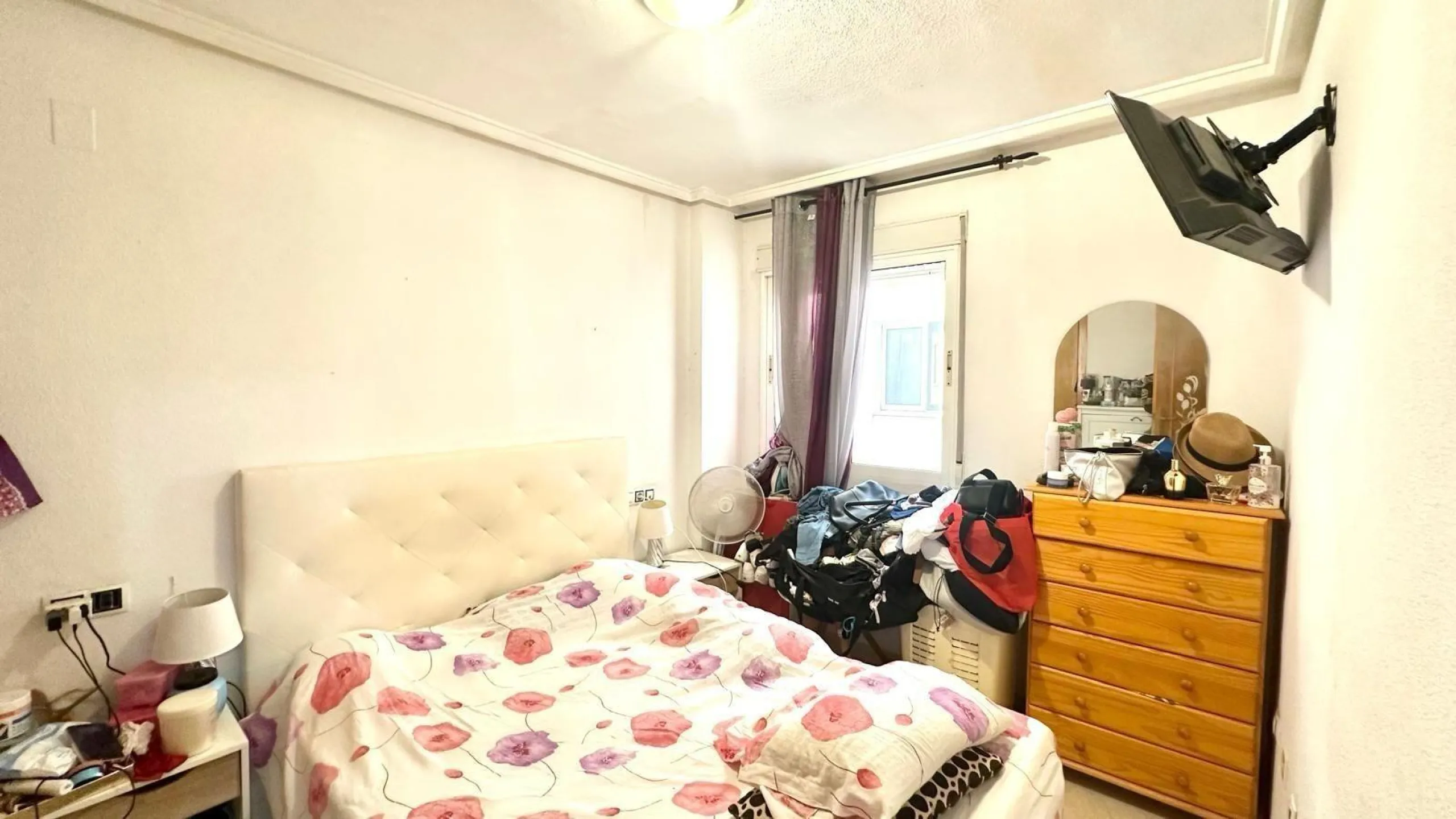 APATRAMENTO EN EL CENTRO DE TORREVIEJA CON PISCINA Y GARAJE INCLUIDO. 2 DORM. 1 BAÑO. PLAYA A 700 METROS.
