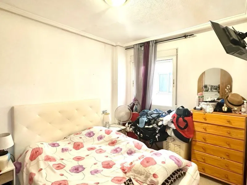 APATRAMENTO EN EL CENTRO DE TORREVIEJA CON PISCINA Y GARAJE INCLUIDO. 2 DORM. 1 BAÑO. PLAYA A 700 METROS.