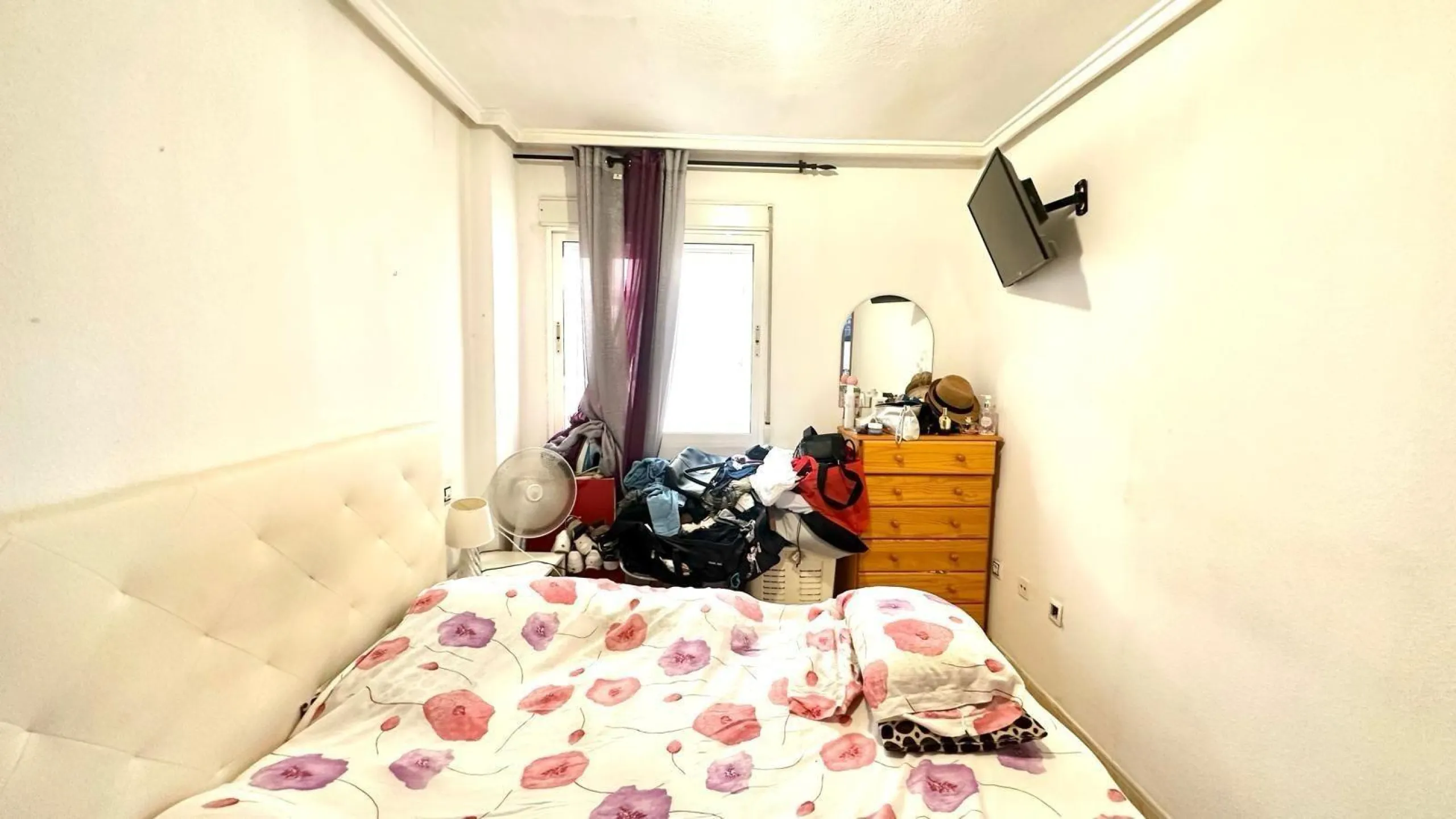 APATRAMENTO EN EL CENTRO DE TORREVIEJA CON PISCINA Y GARAJE INCLUIDO. 2 DORM. 1 BAÑO. PLAYA A 700 METROS.