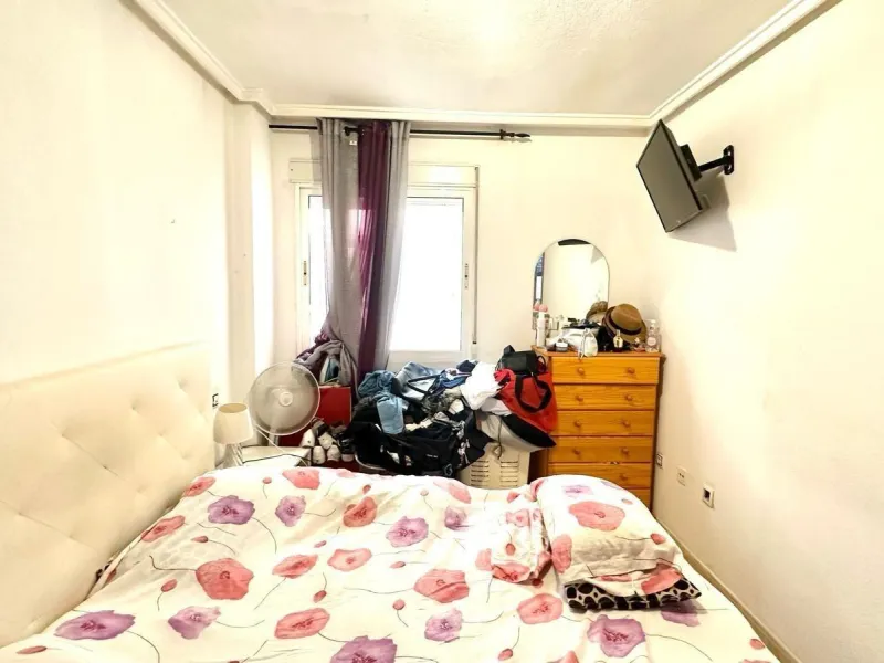 APATRAMENTO EN EL CENTRO DE TORREVIEJA CON PISCINA Y GARAJE INCLUIDO. 2 DORM. 1 BAÑO. PLAYA A 700 METROS.