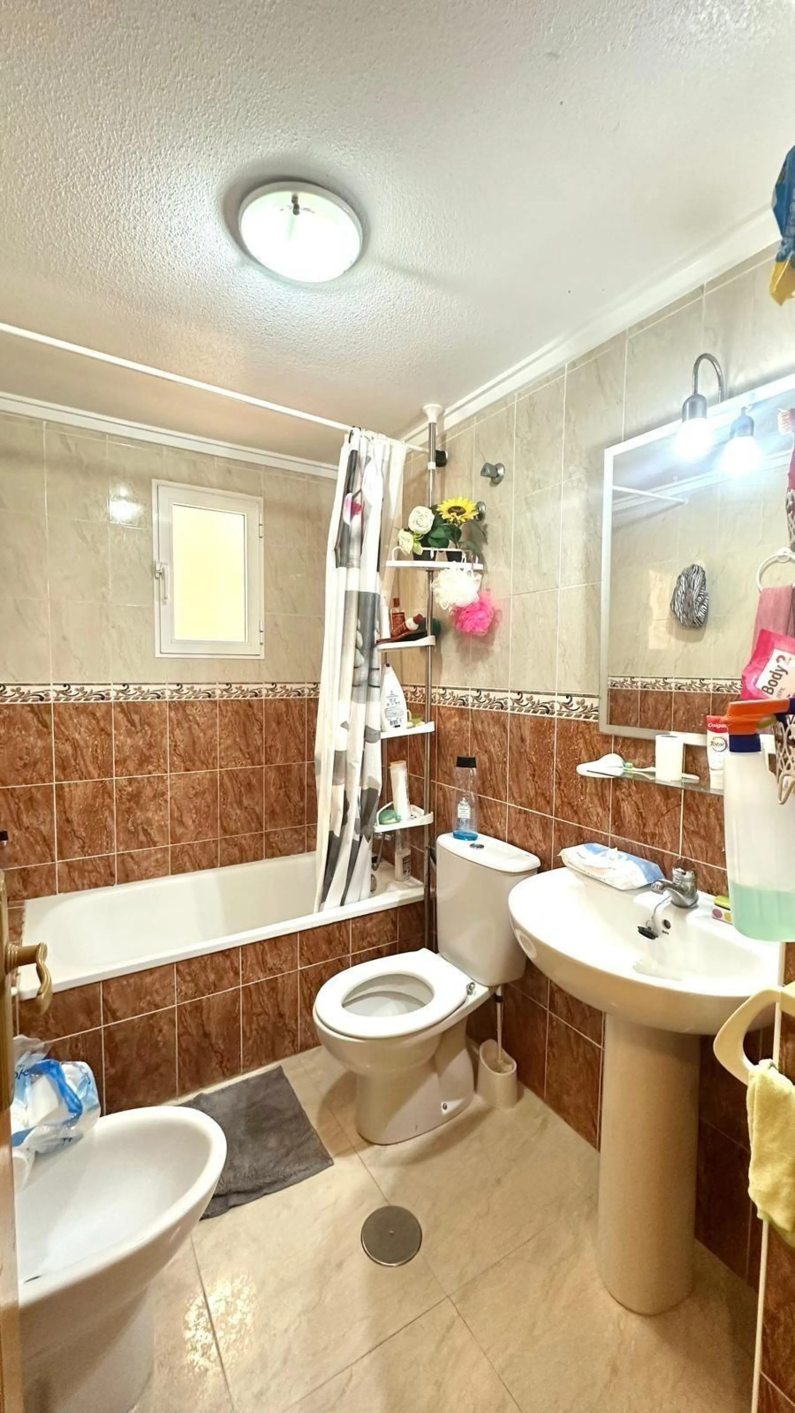 APATRAMENTO EN EL CENTRO DE TORREVIEJA CON PISCINA Y GARAJE INCLUIDO. 2 DORM. 1 BAÑO. PLAYA A 700 METROS.