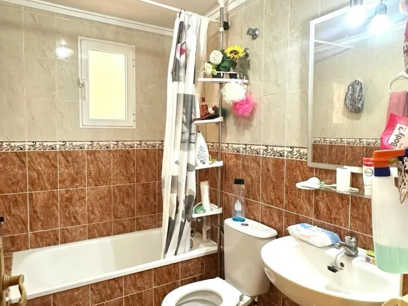 APATRAMENTO EN EL CENTRO DE TORREVIEJA CON PISCINA Y GARAJE INCLUIDO. 2 DORM. 1 BAÑO. PLAYA A 700 METROS.