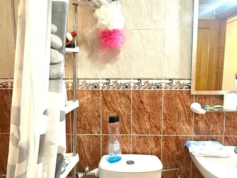 APATRAMENTO EN EL CENTRO DE TORREVIEJA CON PISCINA Y GARAJE INCLUIDO. 2 DORM. 1 BAÑO. PLAYA A 700 METROS.