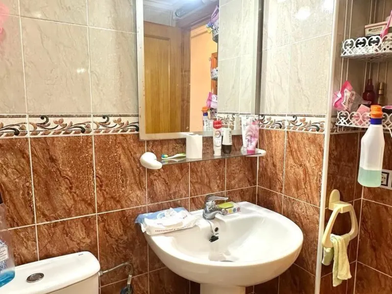 APATRAMENTO EN EL CENTRO DE TORREVIEJA CON PISCINA Y GARAJE INCLUIDO. 2 DORM. 1 BAÑO. PLAYA A 700 METROS.
