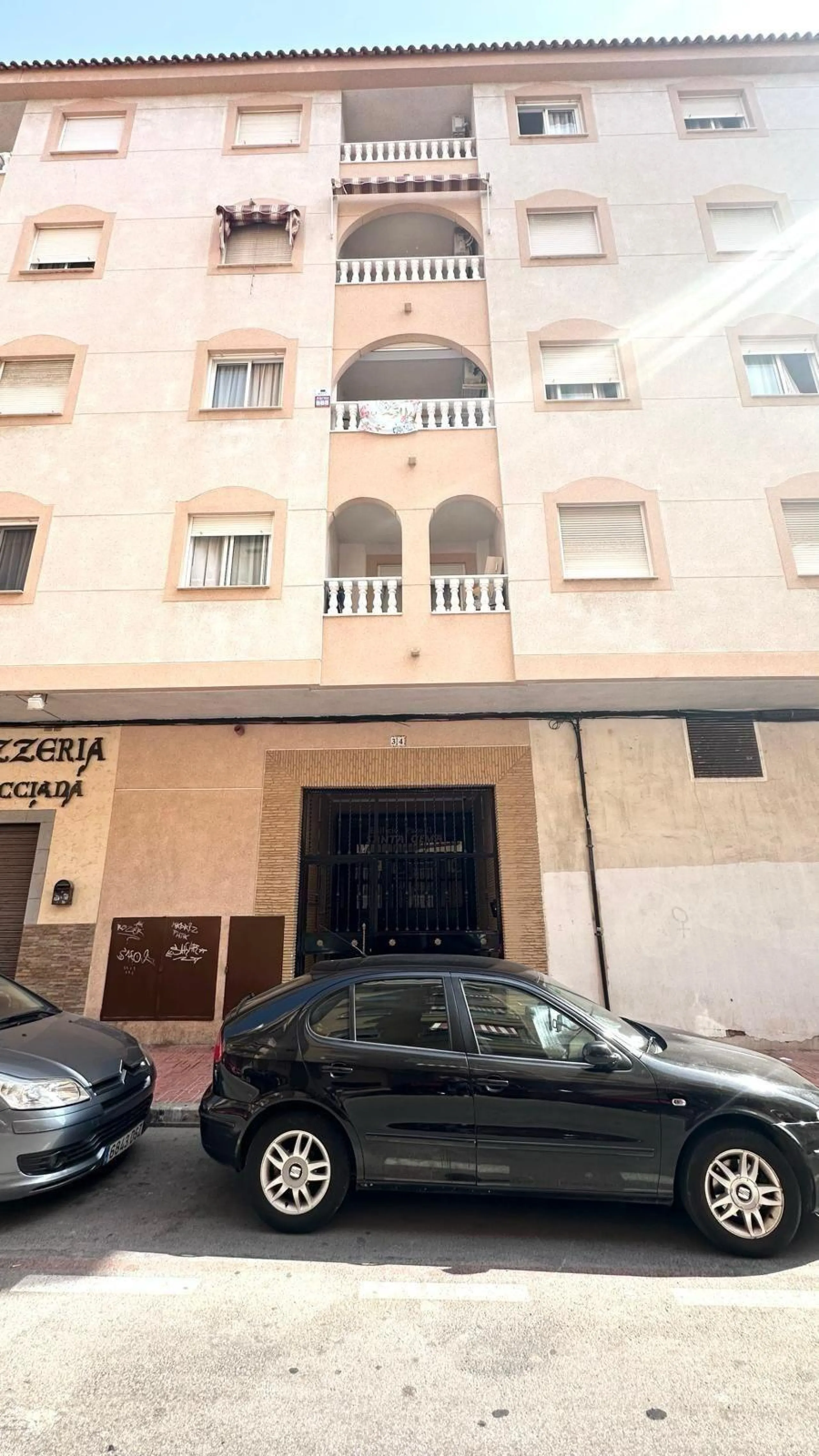 APATRAMENTO EN EL CENTRO DE TORREVIEJA CON PISCINA Y GARAJE INCLUIDO. 2 DORM. 1 BAÑO. PLAYA A 700 METROS.