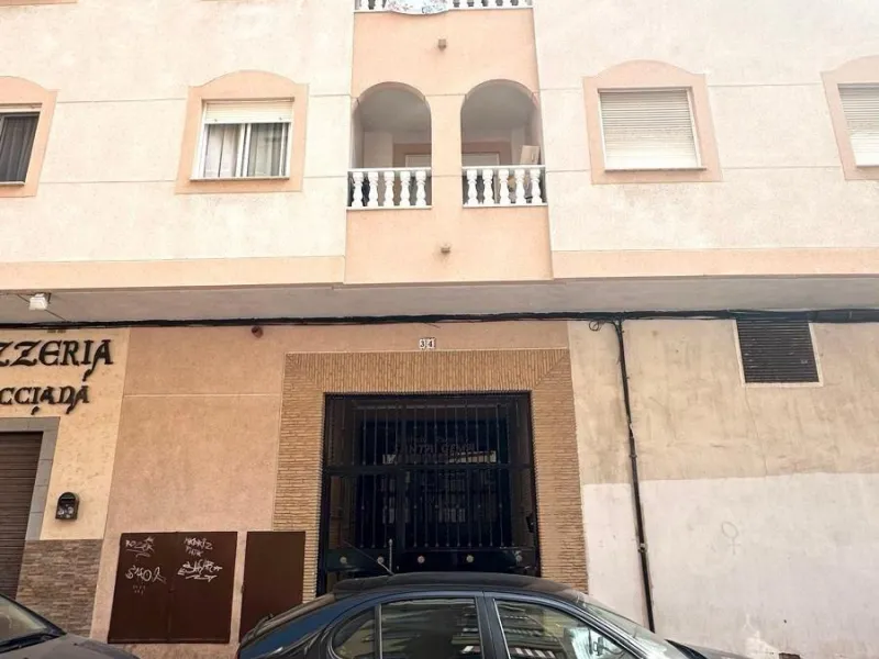 APATRAMENTO EN EL CENTRO DE TORREVIEJA CON PISCINA Y GARAJE INCLUIDO. 2 DORM. 1 BAÑO. PLAYA A 700 METROS.