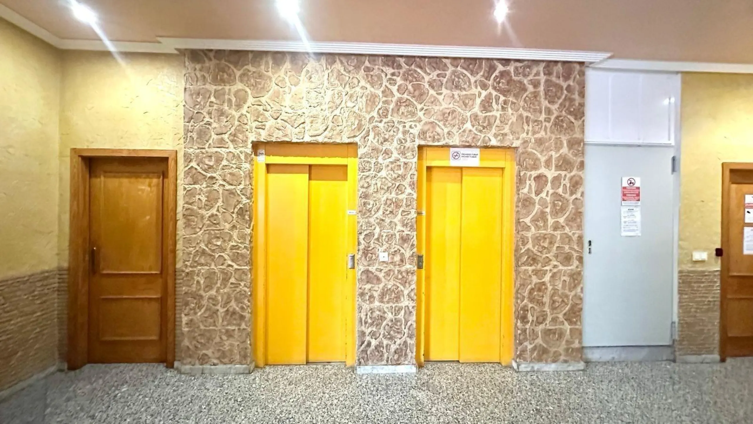 APATRAMENTO EN EL CENTRO DE TORREVIEJA CON PISCINA Y GARAJE INCLUIDO. 2 DORM. 1 BAÑO. PLAYA A 700 METROS.