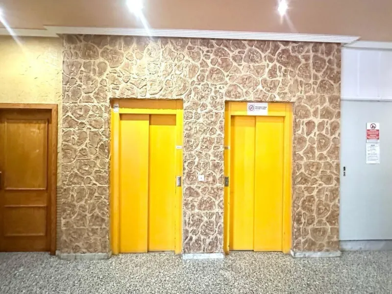 APATRAMENTO EN EL CENTRO DE TORREVIEJA CON PISCINA Y GARAJE INCLUIDO. 2 DORM. 1 BAÑO. PLAYA A 700 METROS.