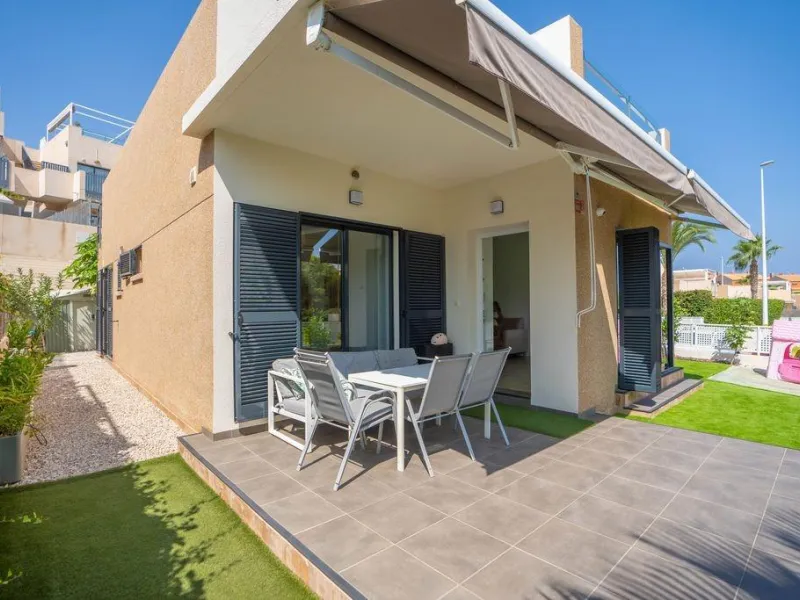Villa Reformada en La Zenia, Orihuela Costa - Oportunidad Única