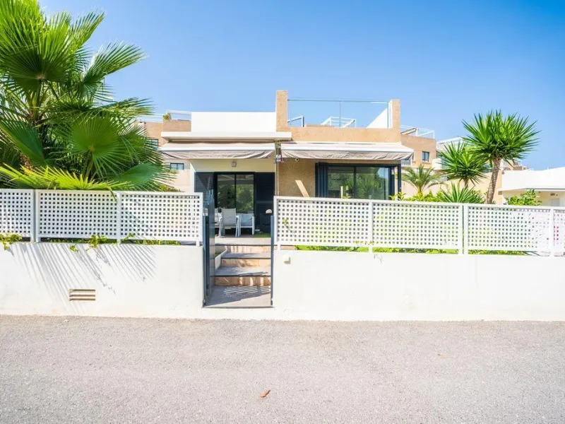 Villa Reformada en La Zenia, Orihuela Costa - Oportunidad Única