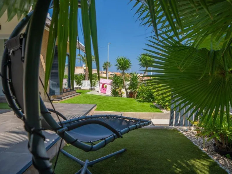 Villa Reformada en La Zenia, Orihuela Costa - Oportunidad Única