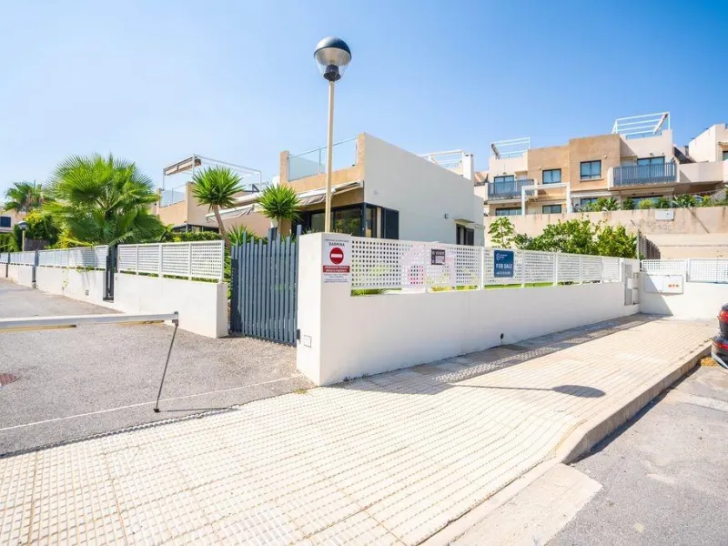 Villa Reformada en La Zenia, Orihuela Costa - Oportunidad Única