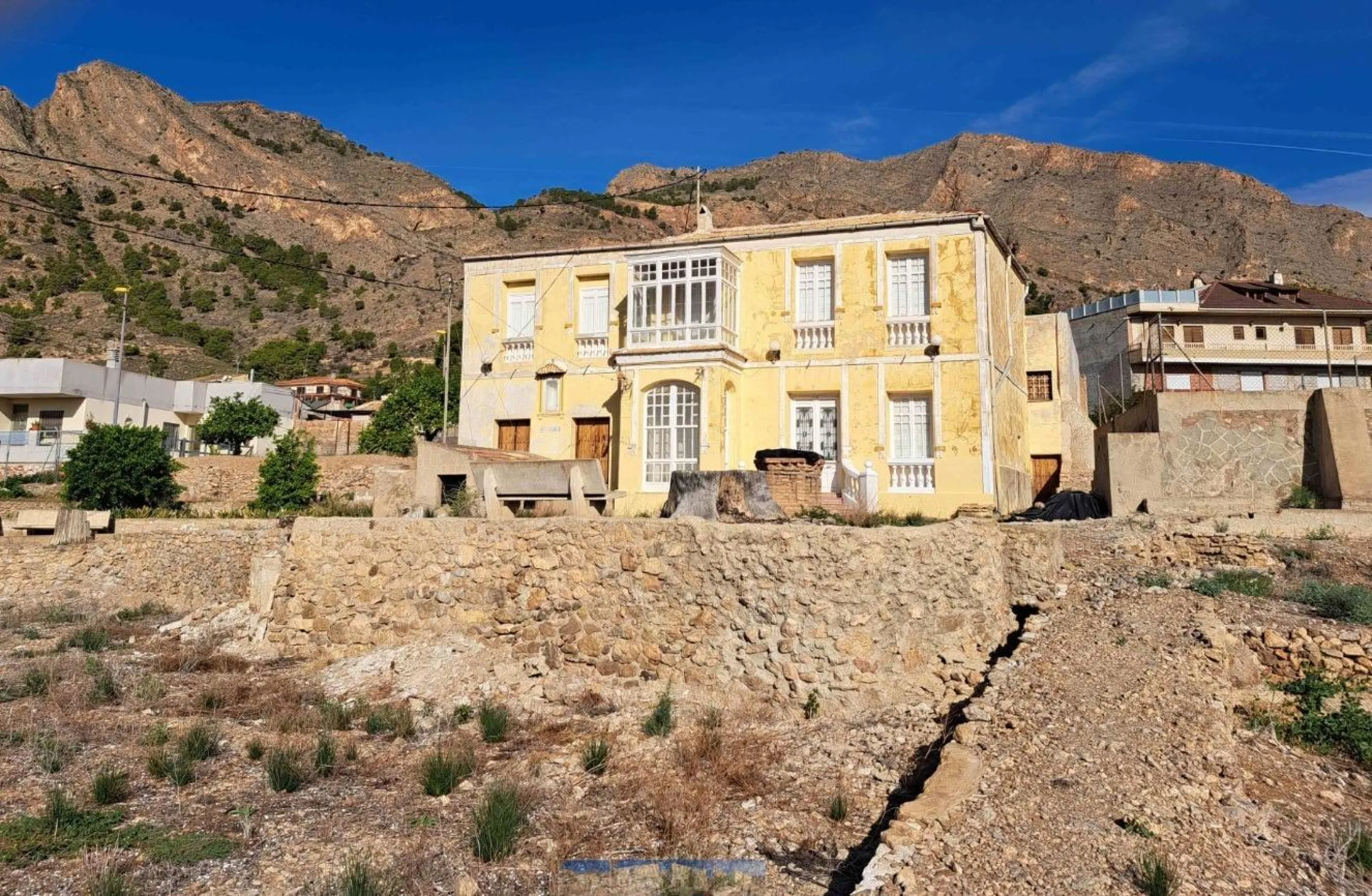 Traditional spanish rustic finca with extensive land & mountain views
