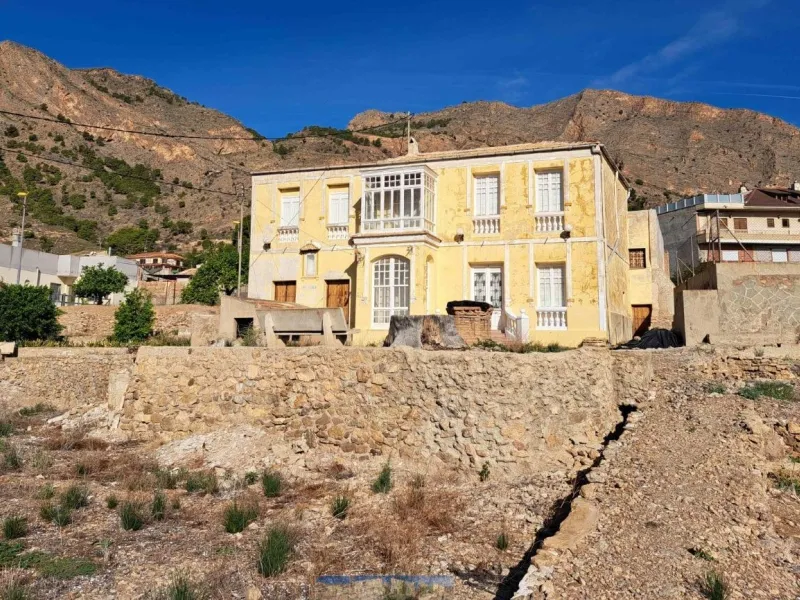 Traditional spanish rustic finca with extensive land & mountain views