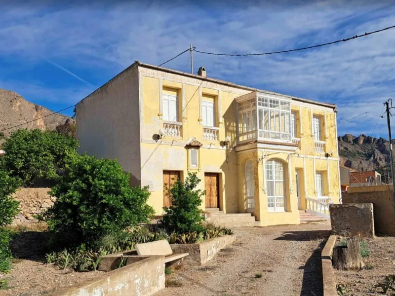Traditional spanish rustic finca with extensive land & mountain views