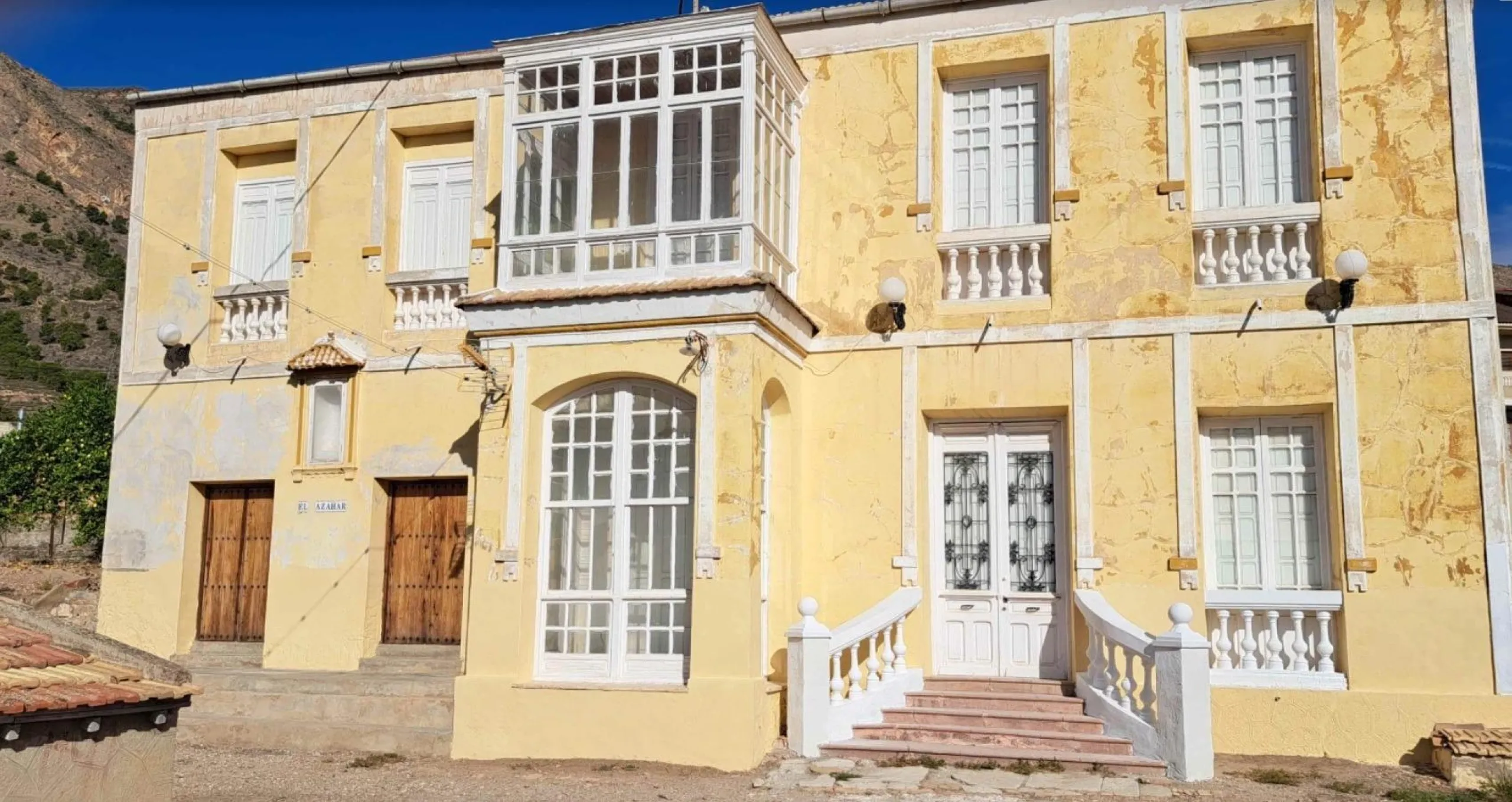 Traditional spanish rustic finca with extensive land & mountain views