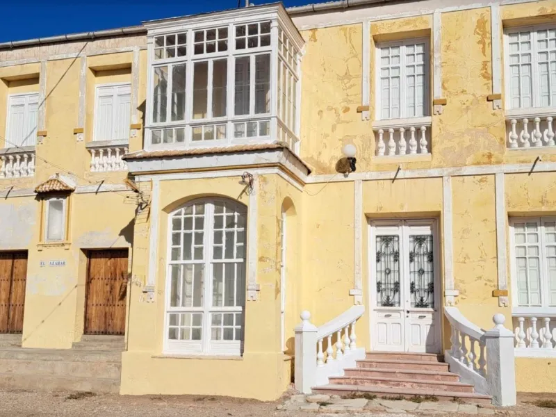 Traditional spanish rustic finca with extensive land & mountain views
