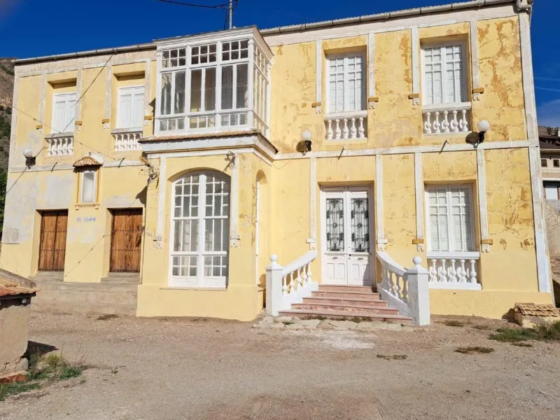 Traditional spanish rustic finca with extensive land & mountain views