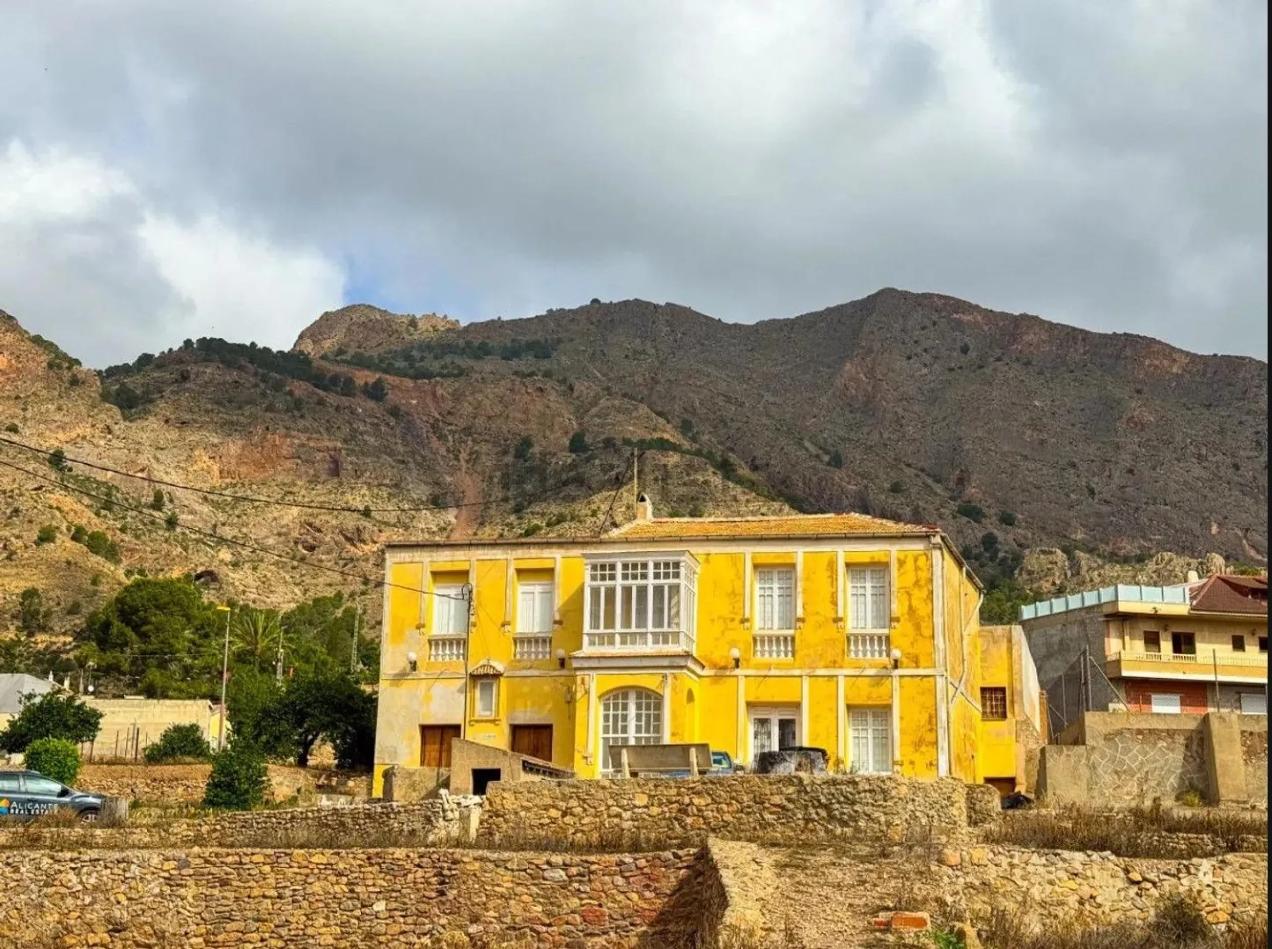 Traditional spanish rustic finca with extensive land & mountain views