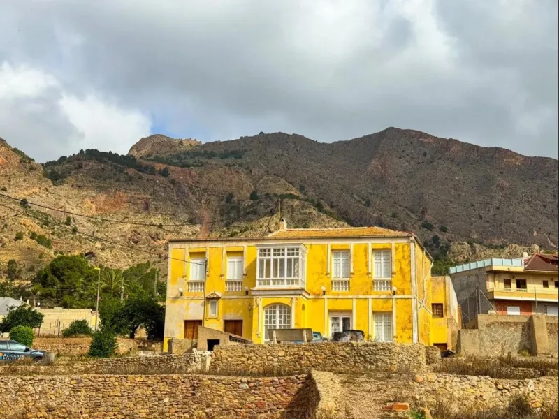 Traditional spanish rustic finca with extensive land & mountain views