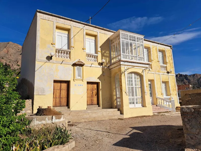 Traditional spanish rustic finca with extensive land & mountain views