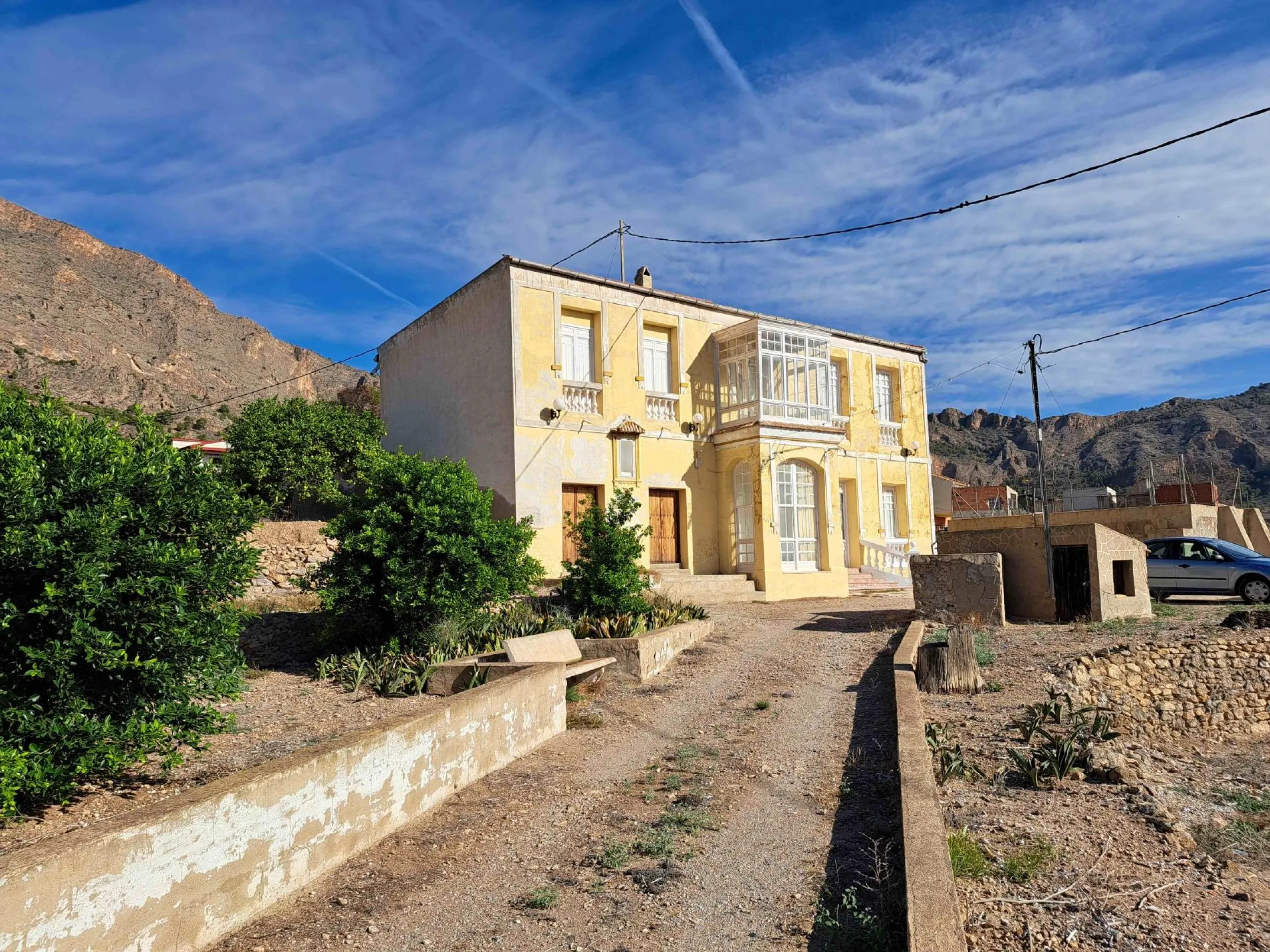 Traditional spanish rustic finca with extensive land & mountain views